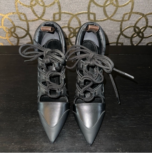 Authentic Louis Vuitton Black Streamline Heels - Picture 2 of 14